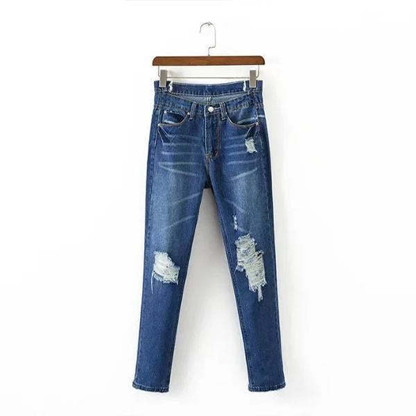 Jeans pulidos en un moderno salón de cintura alta