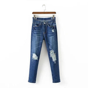 Jeans pulidos en un moderno salón de cintura alta