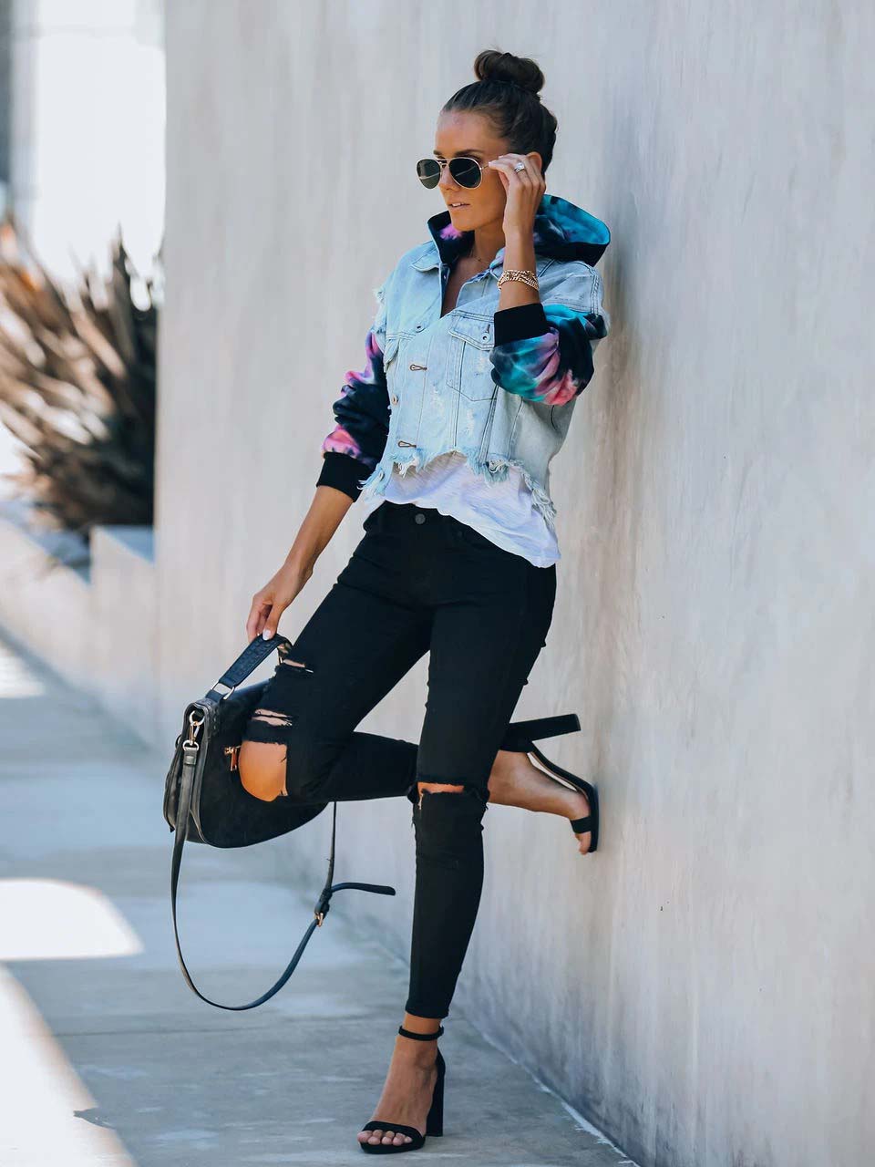 Acogedor tinte de corbata tejido con una chaqueta estilo denim con capucha