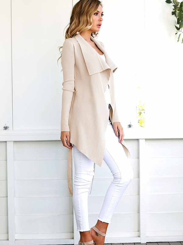 Jersey irregular con escote en V y chaqueta irregular.