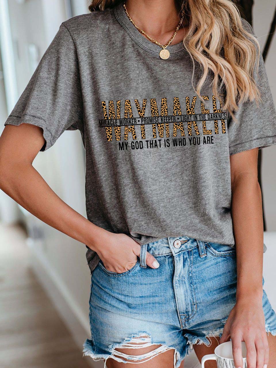 Way Maker Miracle Worker promete luz al titular con una camiseta oscura Leopard PrintT