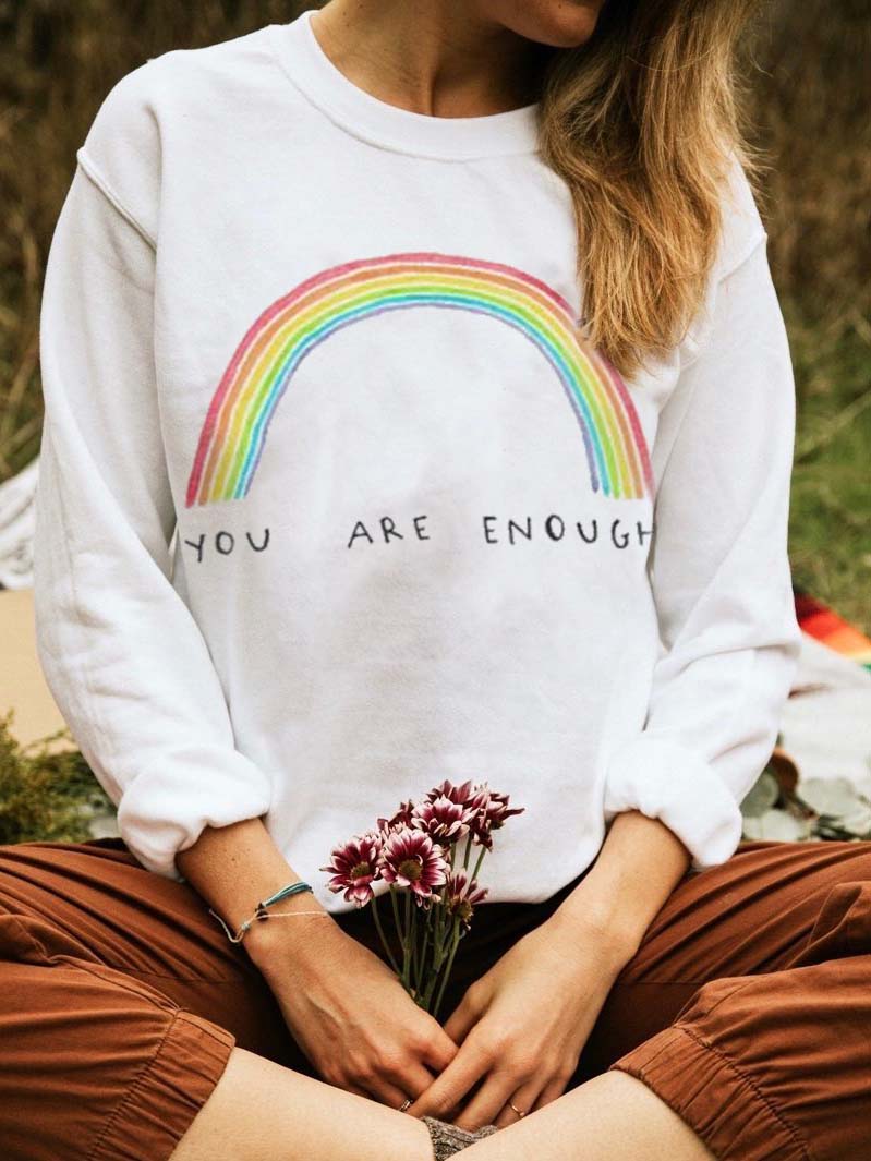Eres suficiente y un suéter arcoiris