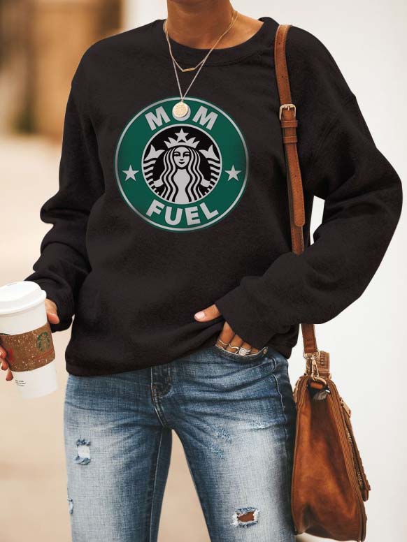 Moterys motina kavą maitina juokingu megztiniu