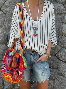 Camisa a rayas con cuello de pico