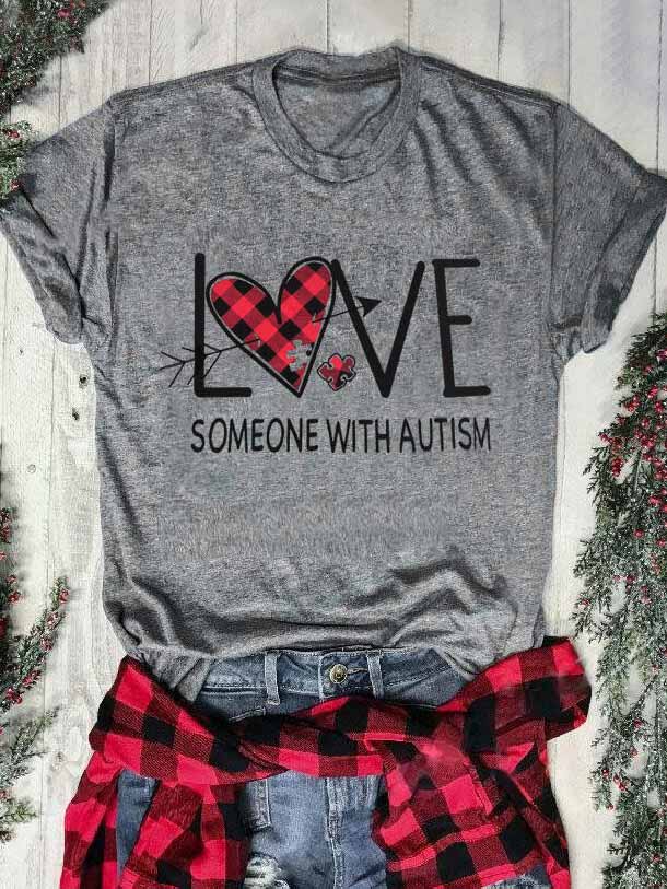 Ama a alguien con una camiseta con patrón de letras de autismo