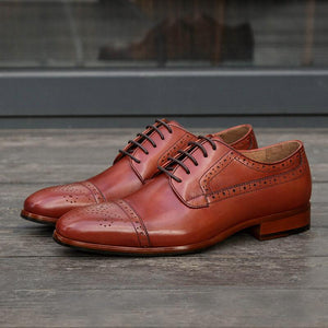 Hombres tallando zapatos de cuero