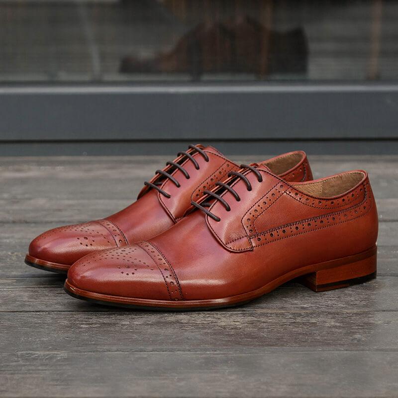 Hombres tallando zapatos de cuero