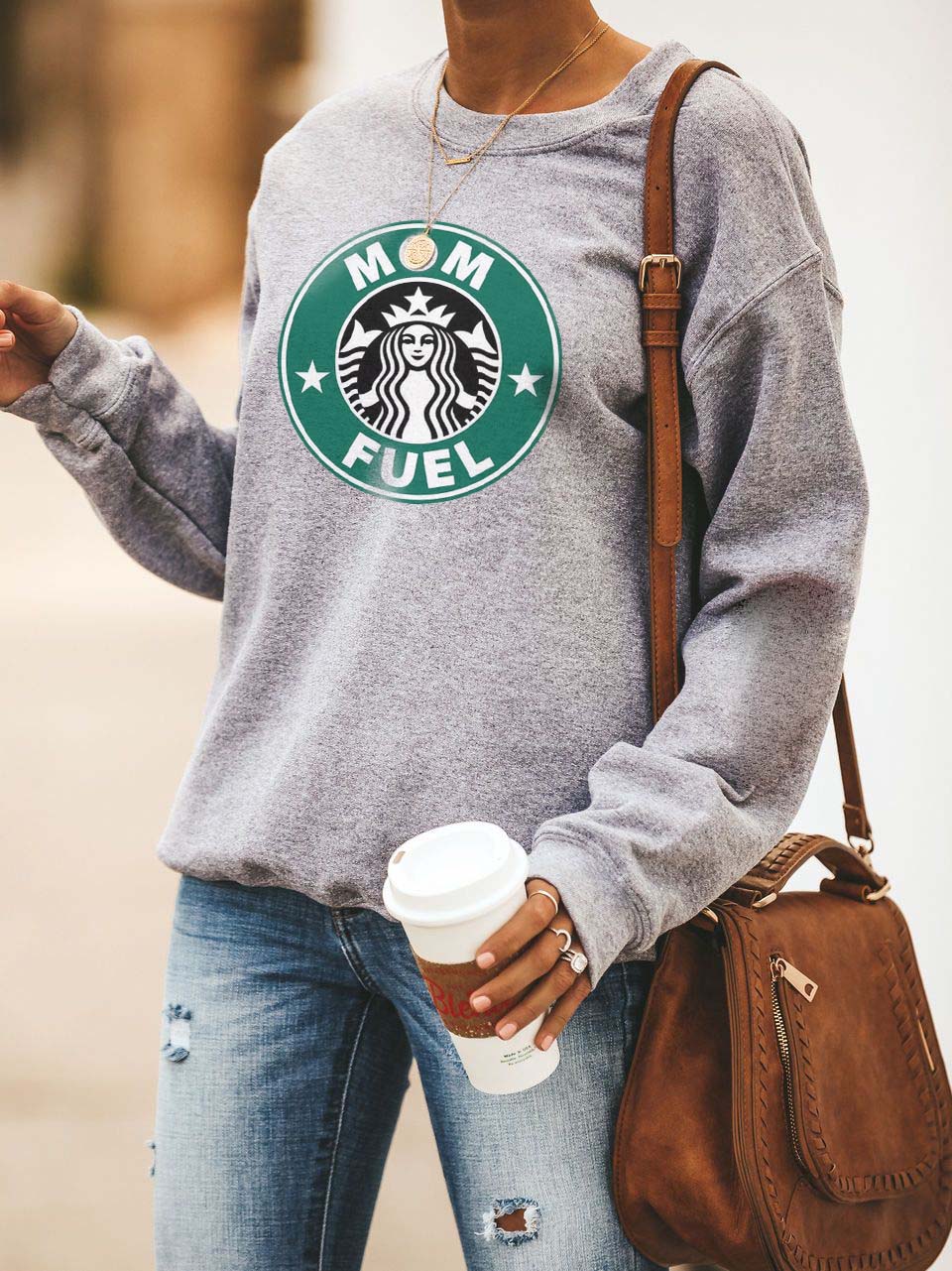 Moterys motina kavą maitina juokingu megztiniu